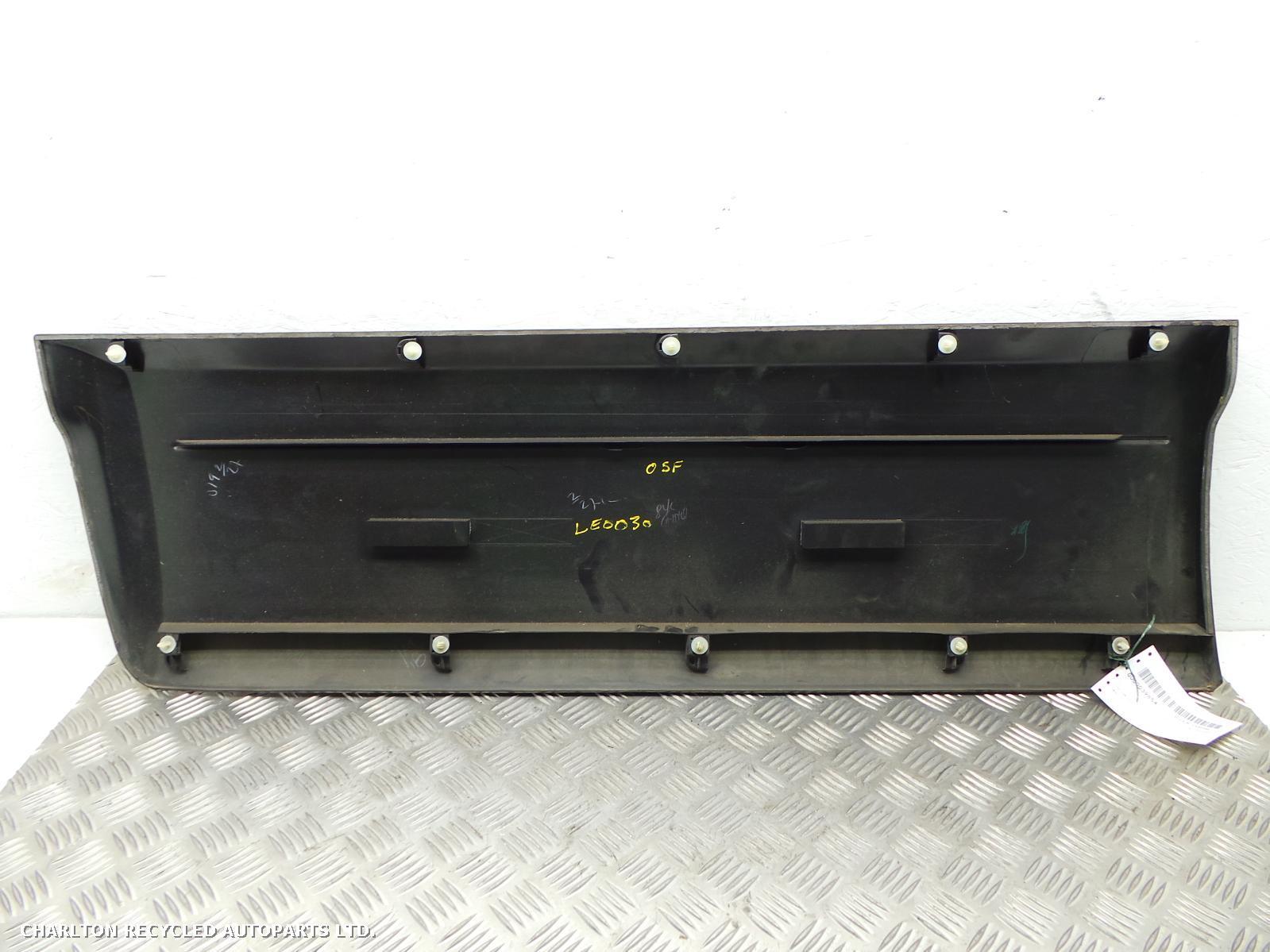 View Auto part R Front Door MITSUBISHI SHOGUN 2015