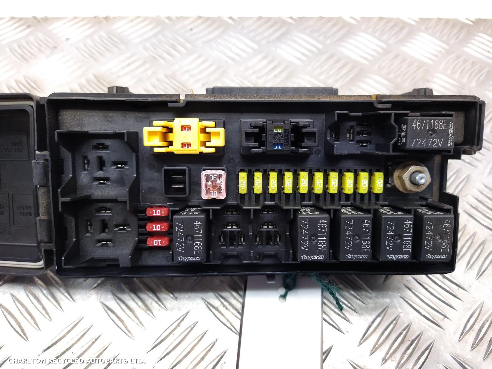 View Auto part Fuse Box JEEP GRAND CHEROKEE 2006