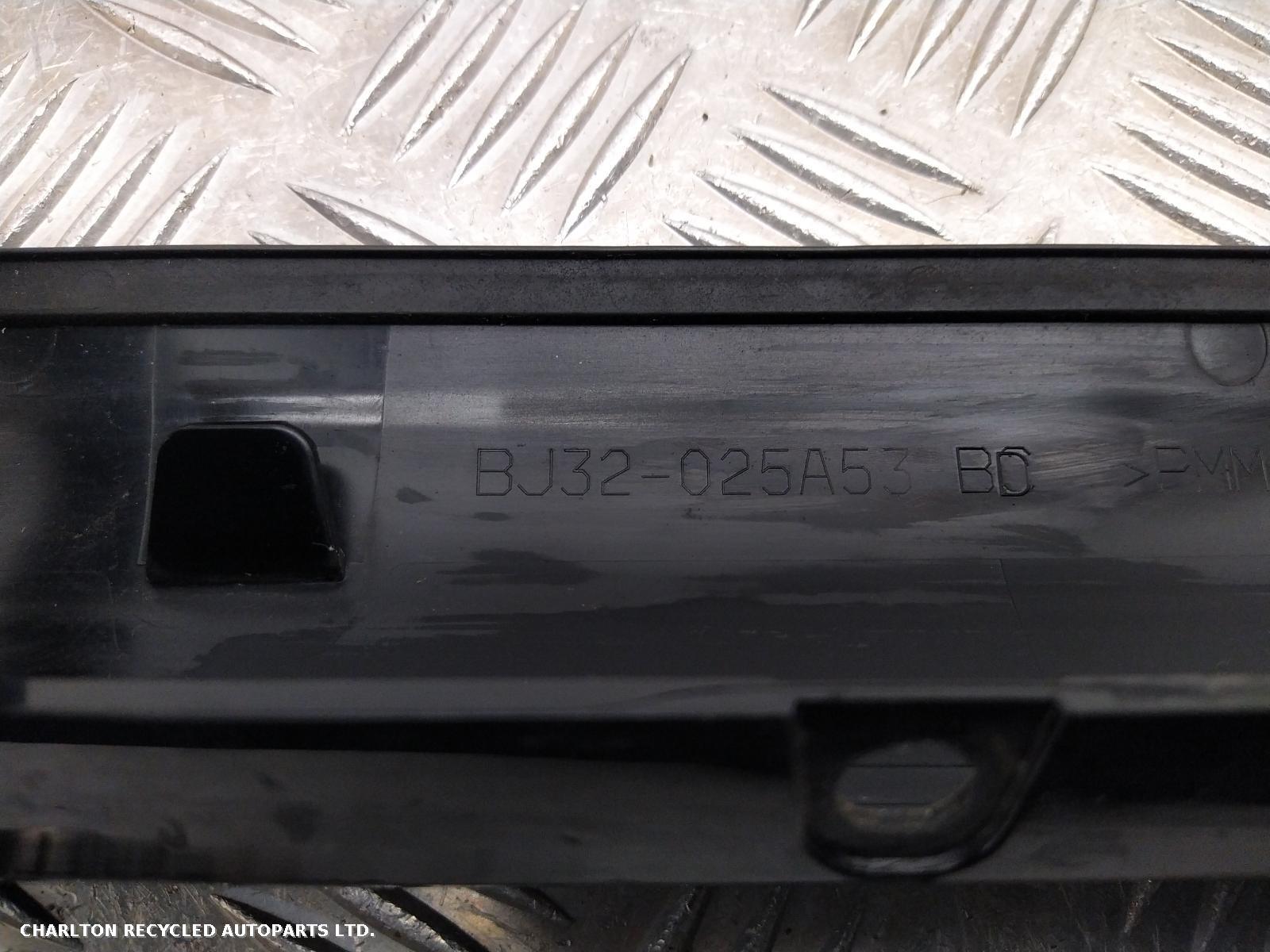 View Auto part A Post Moulding LAND ROVER RANGE ROVER EVOQUE 2012