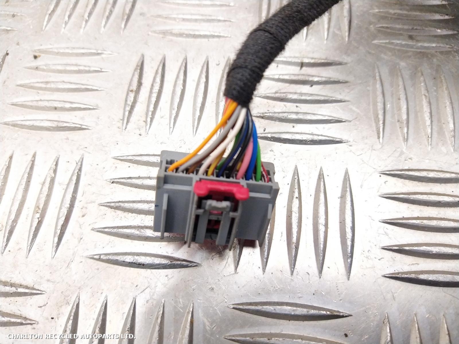 View Auto part R Door Mirror LAND ROVER DISCOVERY 2019