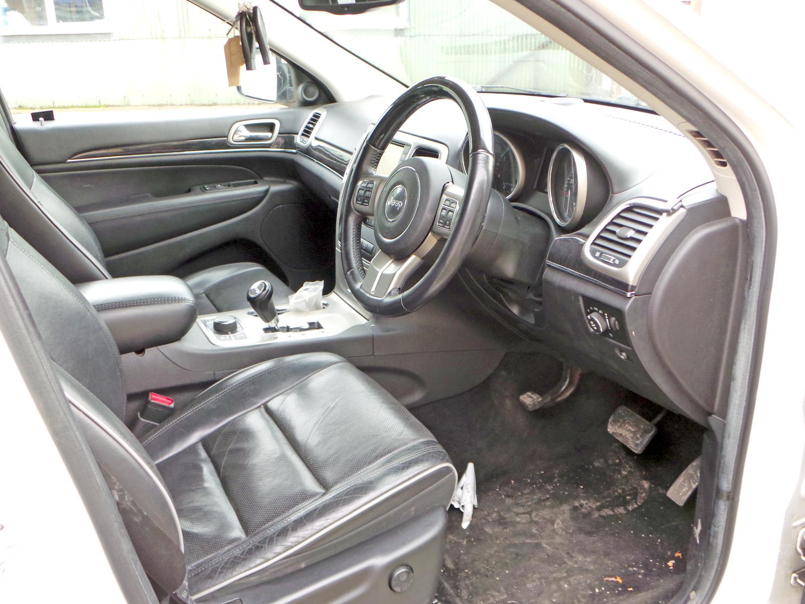 View JEEP GRAND CHEROKEE 2013 5 Door Estate Breaking