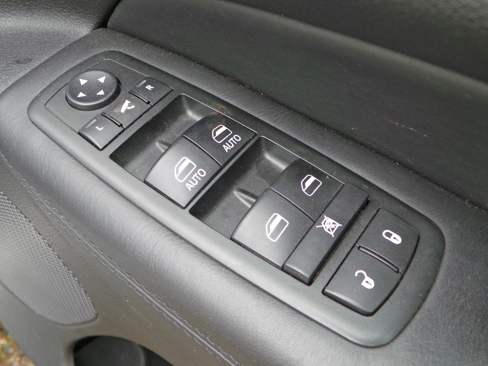 View JEEP GRAND CHEROKEE 2013 5 Door Estate Breaking