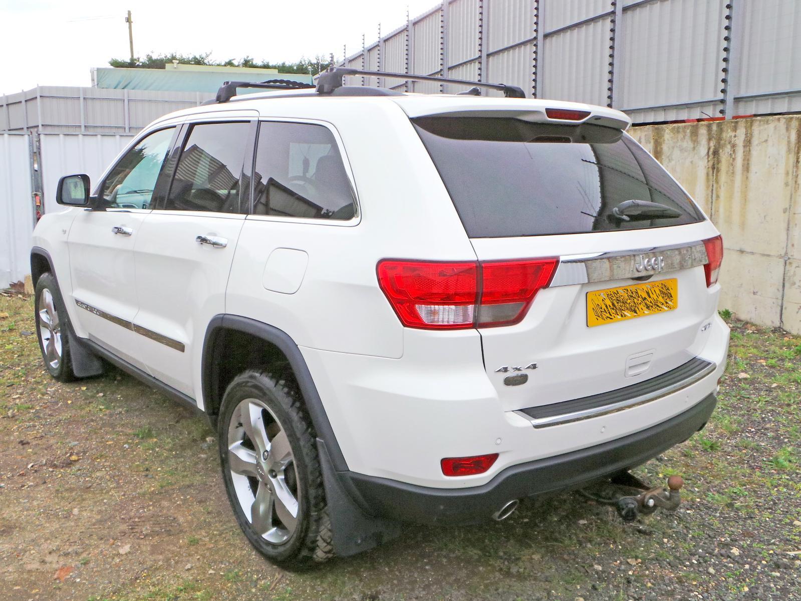 View JEEP GRAND CHEROKEE 2013 5 Door Estate Breaking