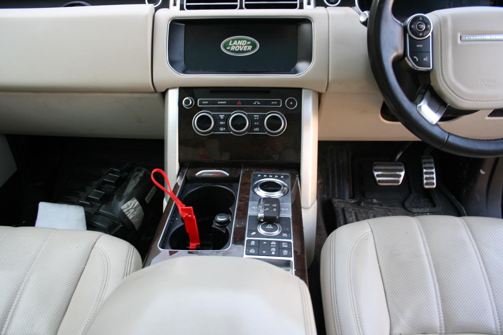 View LAND ROVER RANGE ROVER 2017 5 Door Estate Breaking