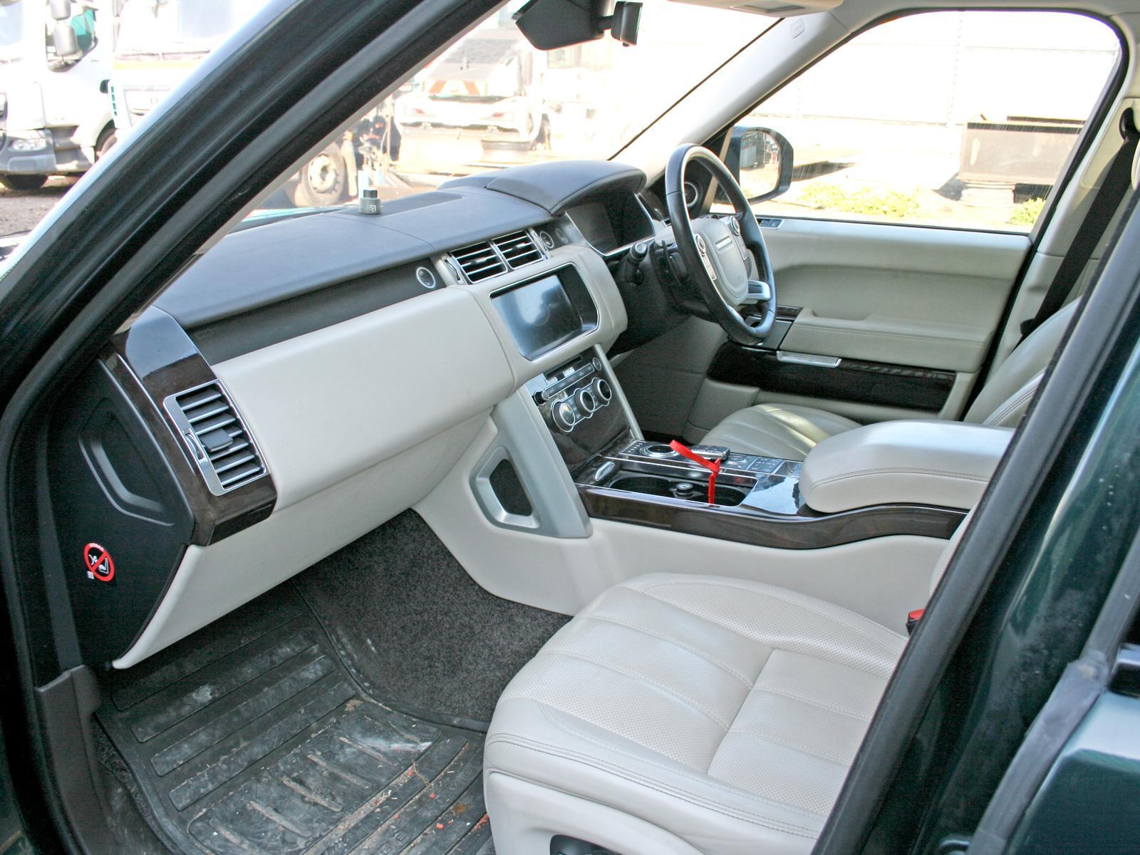 View LAND ROVER RANGE ROVER 2017 5 Door Estate Breaking
