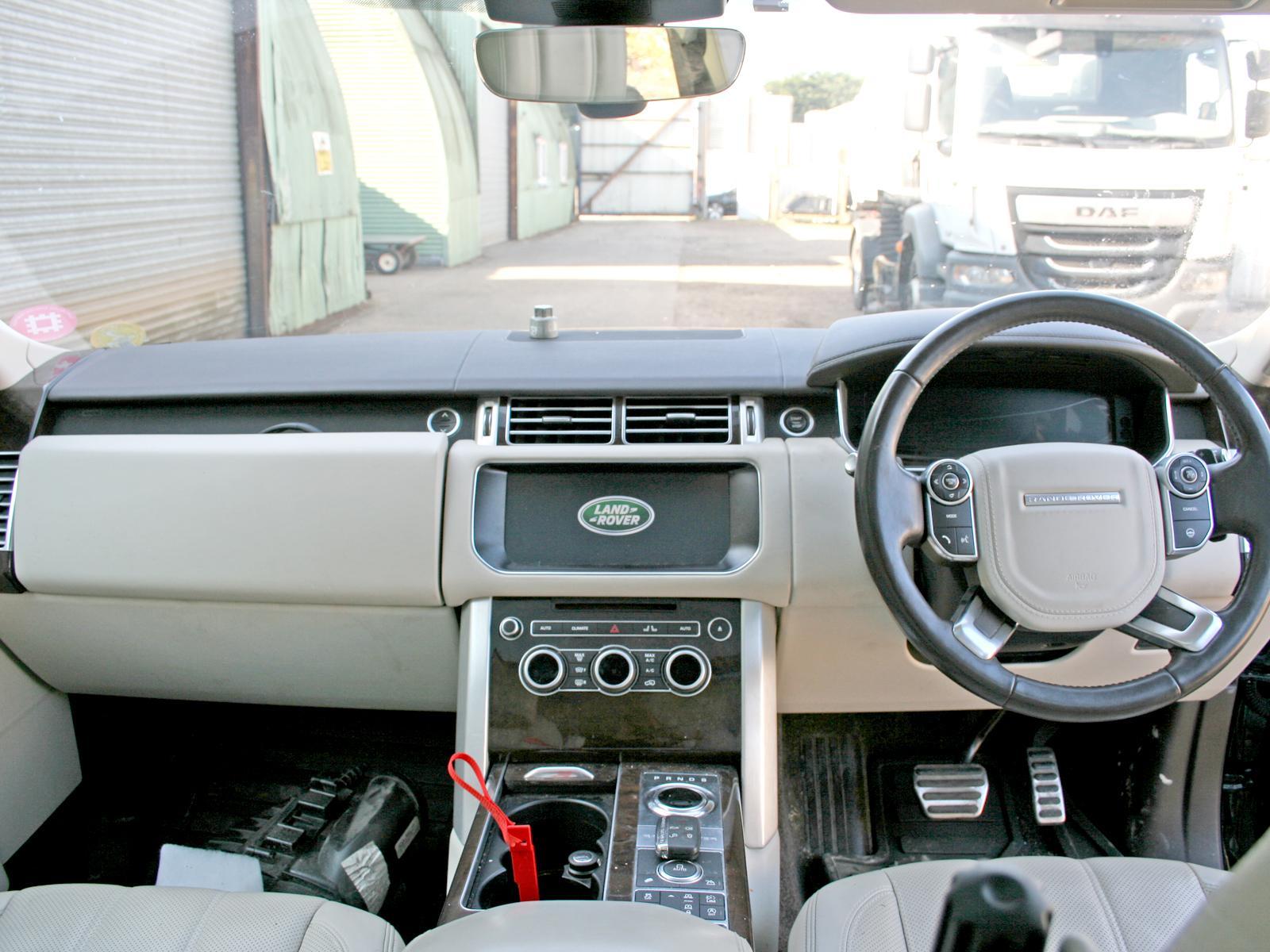 View LAND ROVER RANGE ROVER 2017 5 Door Estate Breaking